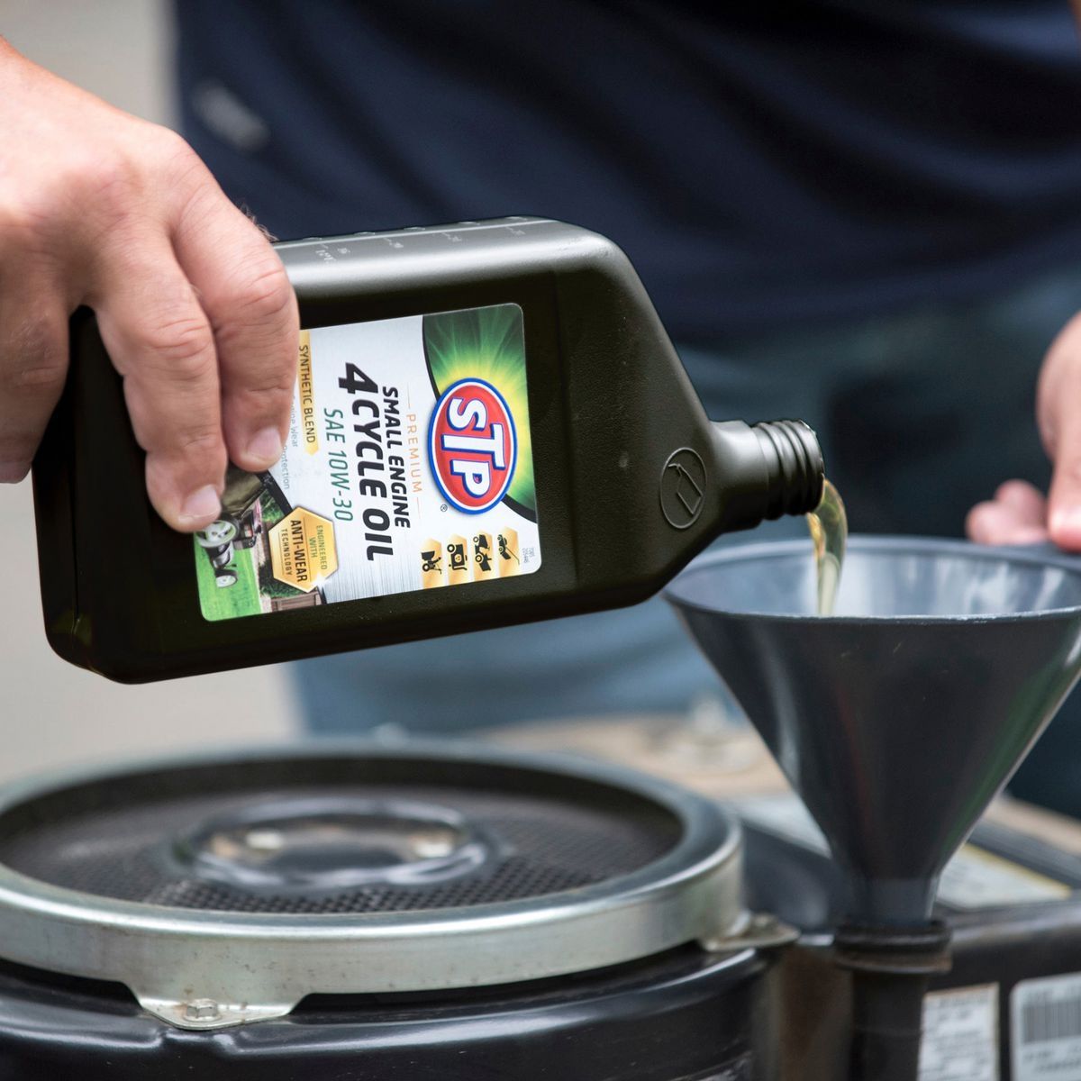 32 oz Four-Cycle Oil SAE 10W-30 G93627