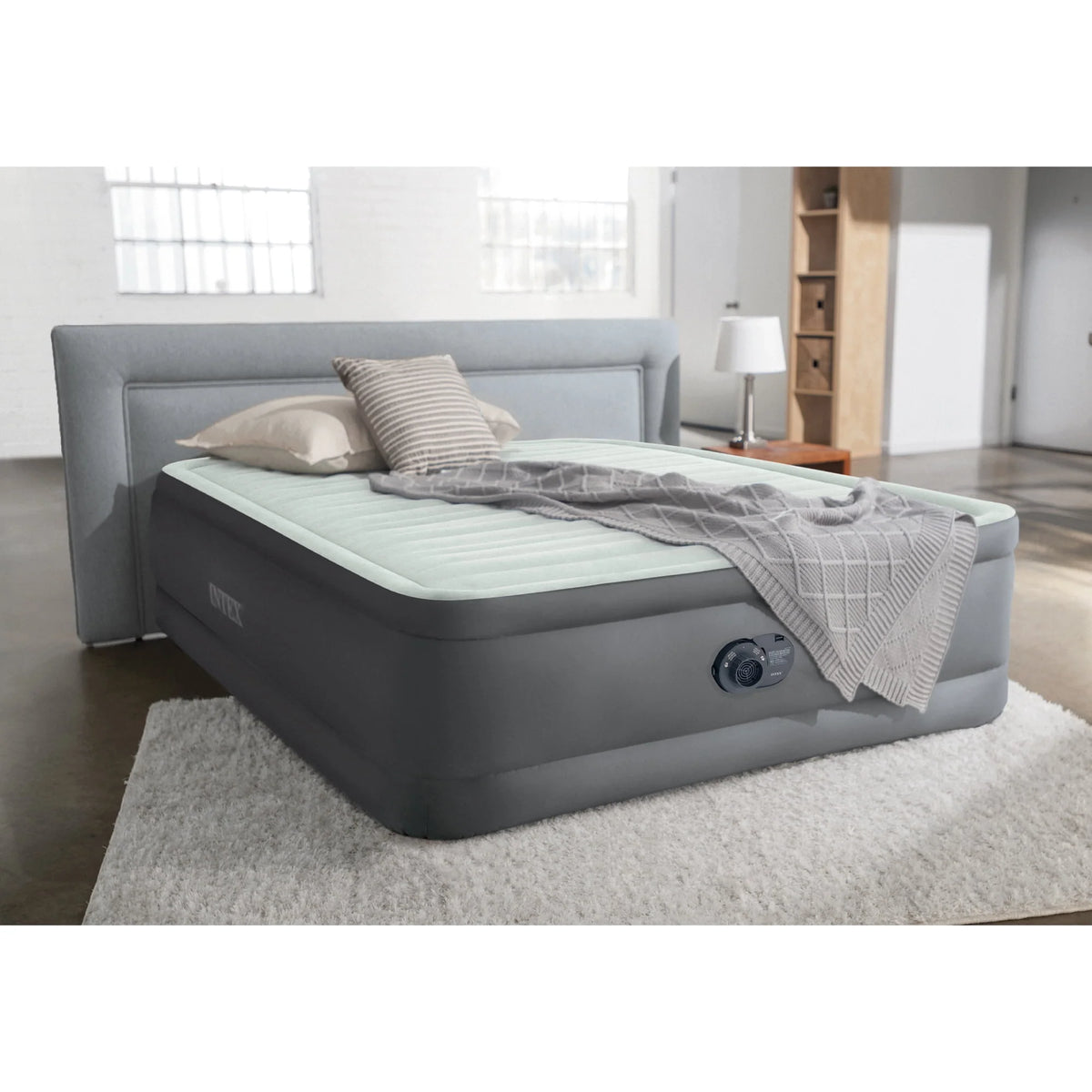 Full Air Mattress with Built-In Pump M38492